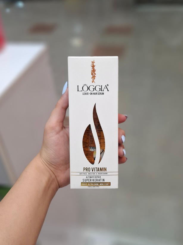 سرم موی ویتامینه ـ کراتینه لوجیا 80 میلloggia vitamin keratin hair serum 80ml مناسب برای موهای آسیبدیده و رنگشده حاوی ترکیبات ویتامینه و کراتین ترمیم و تغذیه عمقی ساقه مو کاهش موخوره و وز شدن مو نرمکنندگی و افزایش درخشندگی بافت سبک با جذب سریع (بدون چرب کردن ریشه) قابل استفاده روزانه یا همراه با حالتدهنده حرارتی محافظت در برابر عوامل محیطی